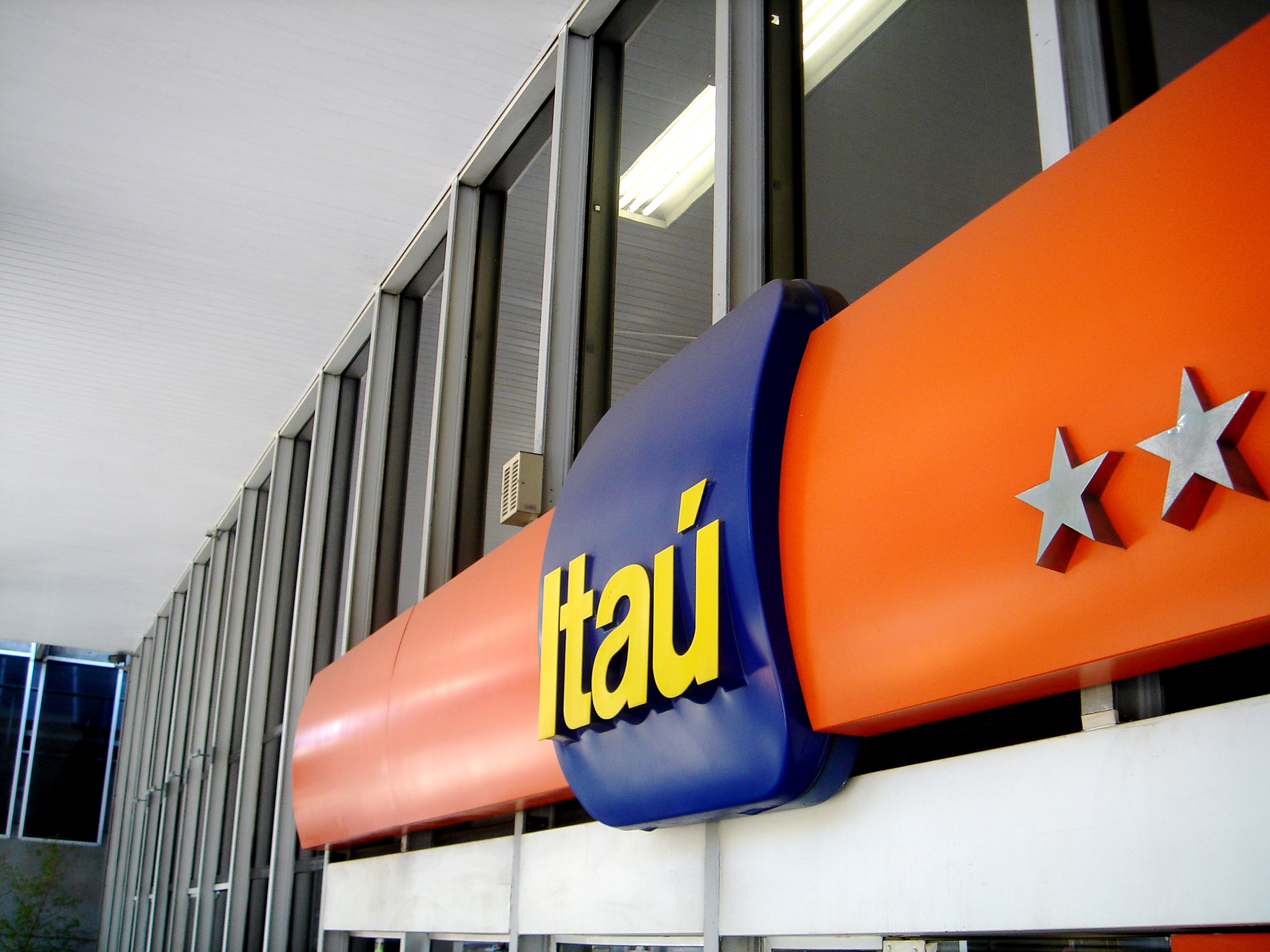 Itaú (ITUB3) registra queda de 49,3% no lucro líquido contábil no 1T20