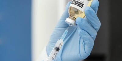 Moderna (M1RN34) quer produzir 1 bilhão de vacinas contra coronavírus  em 2021 e 3 bi em 2022
