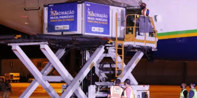 Vacina AstraZeneca (A1ZN34): Lote de 3,8 milhões de doses chega ao Brasil