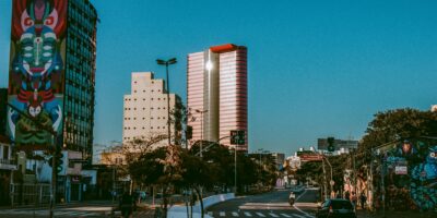 VINO11 sobe 3,23% e puxa altas em dia de ganhos do IFIX; AIEC11 despenca 4%