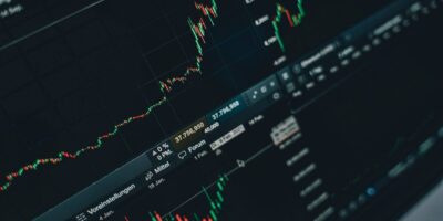 Ibovespa fecha em queda e perde os 119 mil pontos; Banco Inter (BIDI11) desaba 8%