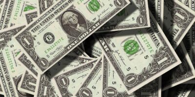Dólar trava perto de R$ 5 com tensão no Oriente Médio no radar