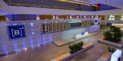 Ibovespa cai aos 101 mil pontos; Bradesco (BBDC3) sobe 1,2% na contramão