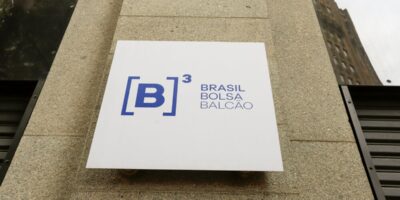Ibovespa bate recorde histórico e dólar cai com expectativa de corte de juros nos EUA