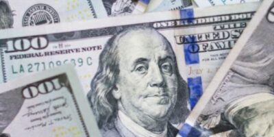 Dólar tem alta de quase 1%, puxado por incerteza do mercado sobre IOF