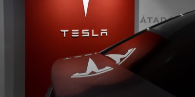 Tesla (TSLA34) vende mais, lucra menos no 3º tri — e Musk troca o volante pelos robôs