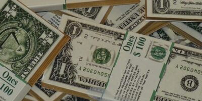 Dólar supera R$ 5,10 após Fed adotar tom duro sobre juros nos EUA