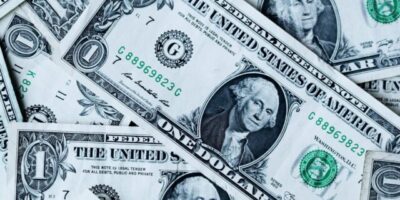 Dólar volta a subir, com ajustes e aversão ao risco, mas fecha abril com queda de 0,50%
