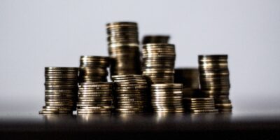 SNME11 supera benchmarks com retorno total de 8,07% e estratégia defensiva