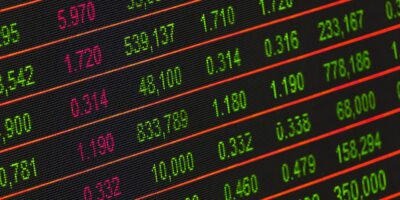 Ibovespa recua de olho em IPCA e balanços; Alpargatas (ALPA4) lidera ganhos, Magazine Luiza (MGLU3) cai e dólar passa a subir