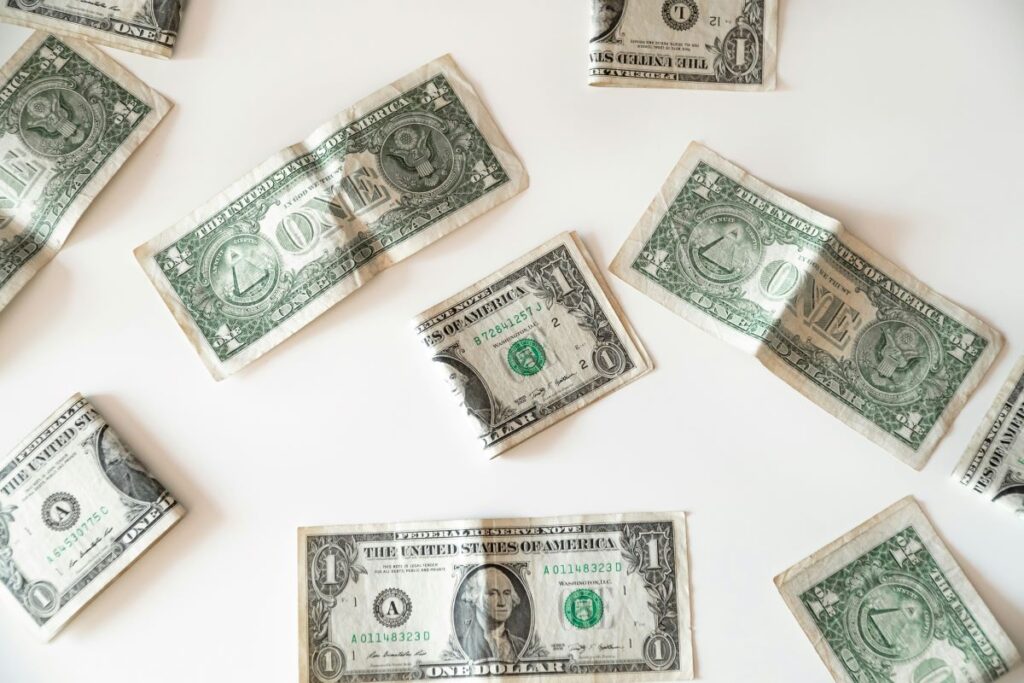 Dólar cede após ganhos, em dia de poucos negócios com feriado nos EUA