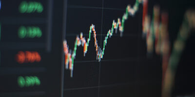 Ibovespa sobe com balanços; Rede D’Or (RDOR3) e Vamos (VAMO3) disparam, IRB (IRBR3) cai, Vale (VALE3) avança e dólar recua