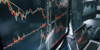 Ibovespa abre em queda; Rede D’Or (RDOR3) e CVC (CVCB3) lideram perdas, SLC Agrícola (SLCE3) avança e dólar tem leve alta