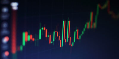Ibovespa abre em alta de olho em balanços; Vamos (VAMO3) dispara 10%, Embraer (EMBR3) cai, Itaú (ITUB4) avança e dóla recua