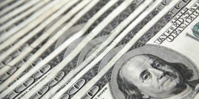 Dólar cai mais de 1% e fecha a R$ 5,80 em dia de altas de divisas emergentes e do petróleo