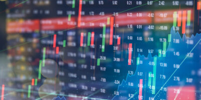 Ibovespa cai com exterior negativo; IRB (IRBR3) lidera ganhos, Casas Bahia (BHIA3) sobe, Raízen (RAIZ4) cai e dólar amplia alta