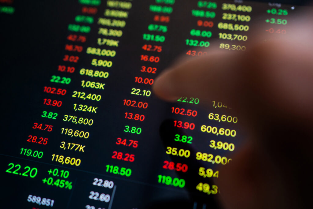Ibovespa emenda 3ª queda, mas acumula alta em maio após máximas históricas