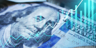 Dólar tem leve alta e fecha na casa de R$ 5,54 após anúncios do governo 