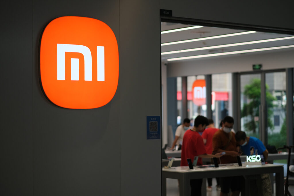 Xiaomi vê lucro cair 20,5% no 2T26; smartphones pressionam, mas carros elétricos avançam