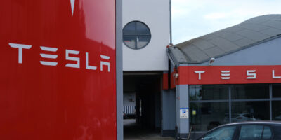 Tesla (TSLA34) lança tecnologia de direção autônoma na China após visita de Musk