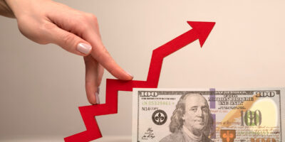 Dólar fecha em alta puxado por incerteza sobre IOF
