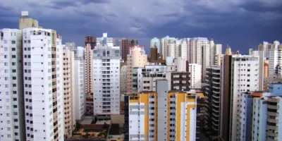Cyrela (CYRE3) dobra lançamentos, ação sobe 109% em 2025: ainda vale entrar depois do 3T25?