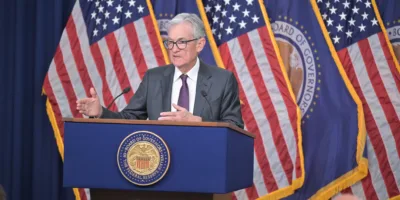 Fed corta juros dos EUA em 0,25 pp, para intervalo de 3,5% a 3,75%