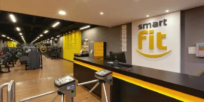 Smart Fit (SMFT3) acelera expansão, bate recorde de academias em 2025 e vira consenso entre analistas