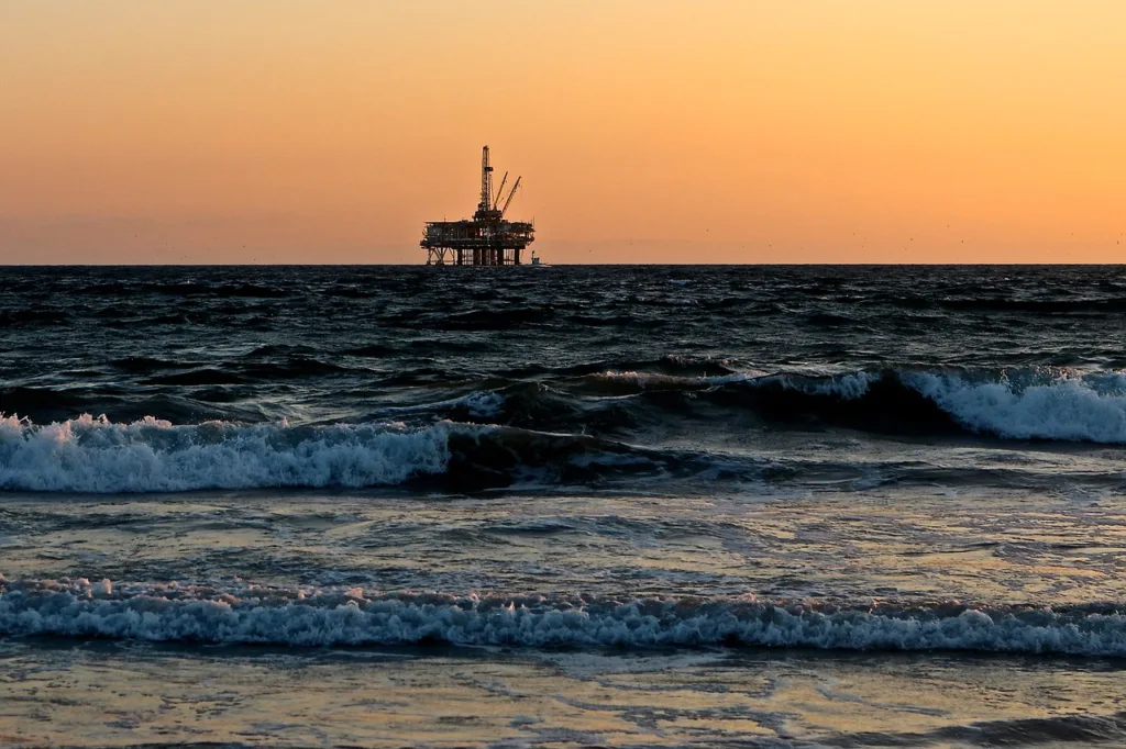 Petróleo fecha em queda com esperança de acordo entre EUA e Irã