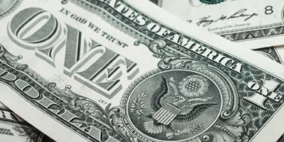 Dólar cai a R$ 4,95 e fecha no menor patamar em dois anos