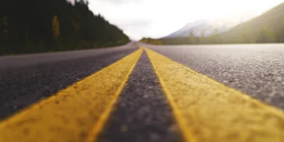 EcoRodovias (ECOR3) despenca mesmo após lucro disparar; entenda