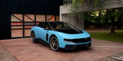 Ferrari lança 1º carro elétrico e ações despencam após críticas