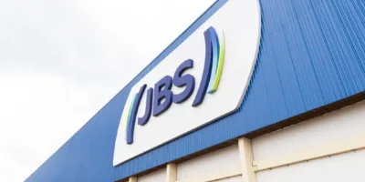 JBS (JBSS32) tem queda de 55,8% no lucro líquido do 1T26; veja detalhes