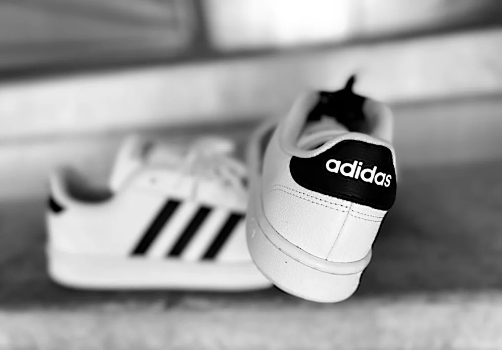 Adidas recua 32% na bolsa, mas sinaliza recuperação com recorde em Londres e 1T26 positivo