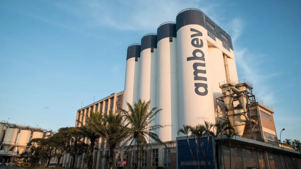 Ambev (ABEV3) supera projeções no 2T26 com lucro de R$ 3,47 bi; veja detalhes