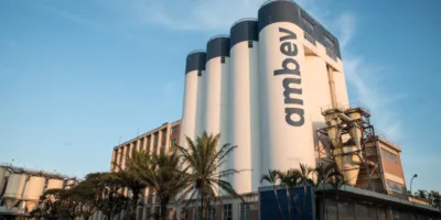Ambev (ABEV3) supera projeções no 2T26 com lucro de R$ 3,47 bi; veja detalhes