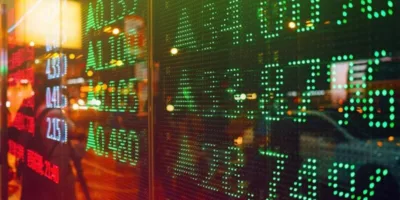 Ibovespa sobe com IPCA-15 mais fraco; Petrobras (PETR4) dribla queda do petróleo