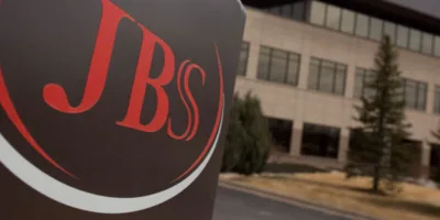 JBS (JBSS32) pode reagir no 2T26, mas XP ainda vê alerta na carne
