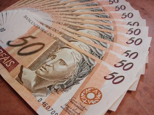 Selic a 13,75%: quais setores podem ganhar força na Bolsa, segundo analistas?