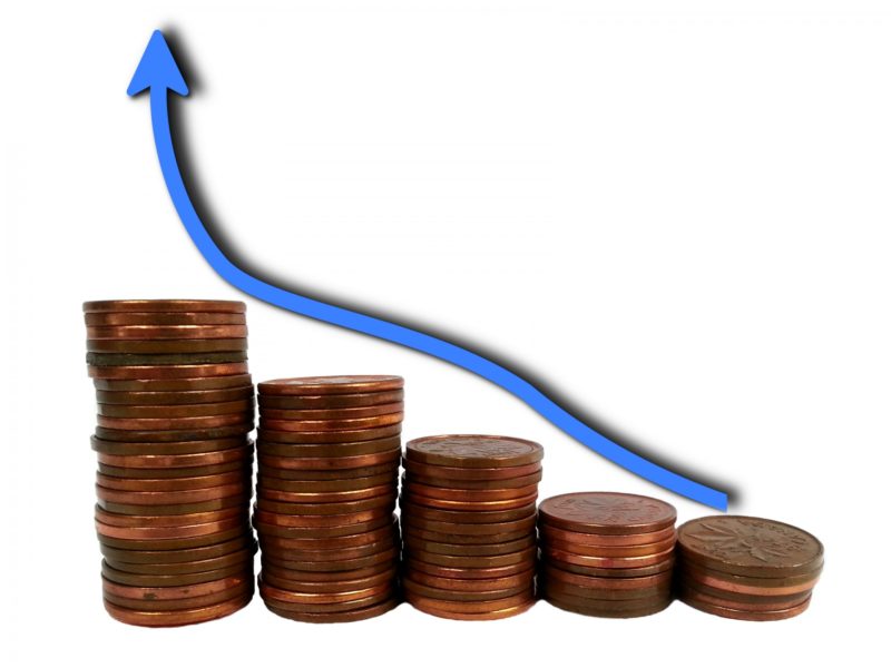 O que é a política de trickle-down e quais efeitos ela gera na economia?