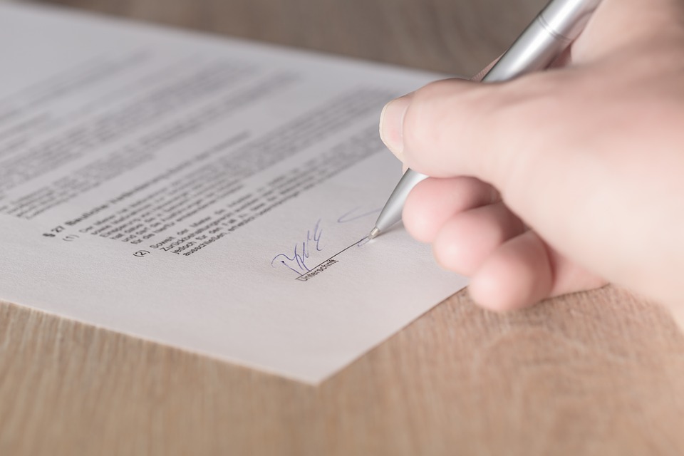 Contrato de gaveta: saiba o que é e quais são seus riscos