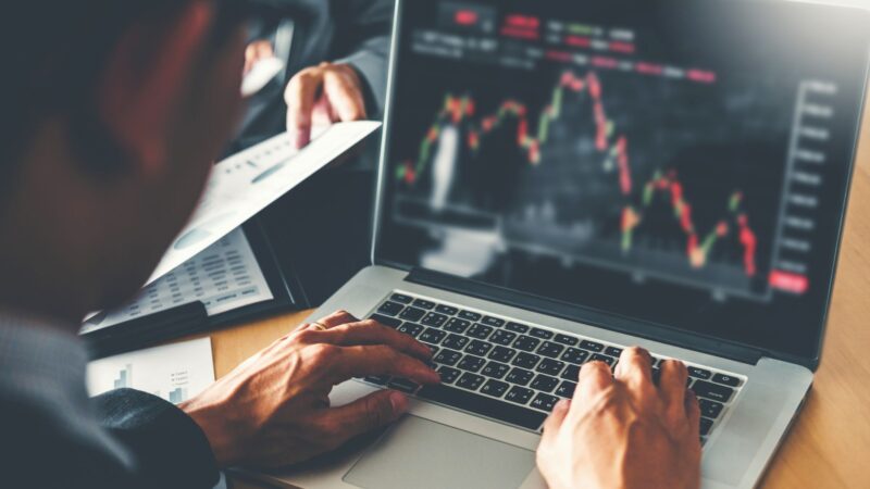 Short: o que é operar vendido? Vale a pena fazer essa operação?