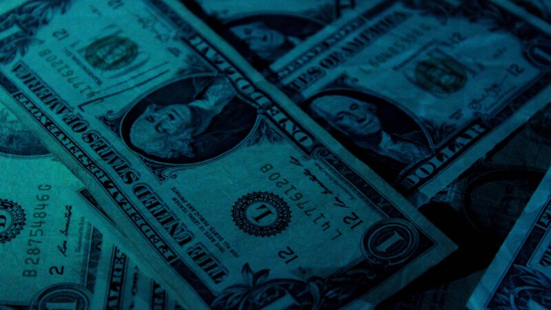 Morning Call: Dólar, Blau Farmacêutica (BLAU3), Coronavírus, EUA e Zona do euro