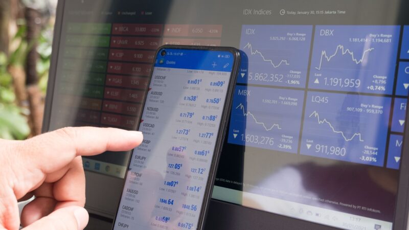 Resumo da Semana: Ambipar compra restante de Suatrans, Ford paralisa produção em fábrica nos EUA por falta de peças, Duolingo, app de idiomas, protocola pedido de IPO e JSL faz proposta de fusão com Tegma