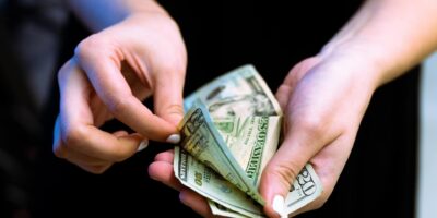 5 ações que se valorizam e desvalorizam com a alta do dólar